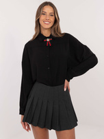 Hurt Czarna damska koszula oversize z broszką 