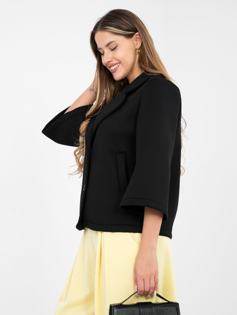 Czarny piankowy płaszcz z kieszeniami