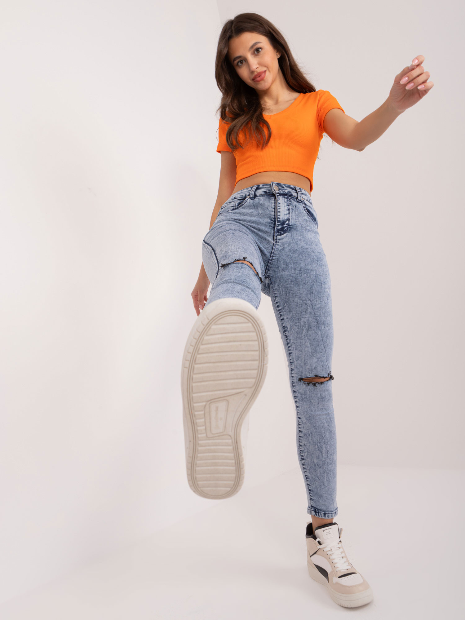 Niebieskie spodnie jeasowe high waist