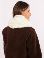 Ecru zimowy szal o grubym splocie