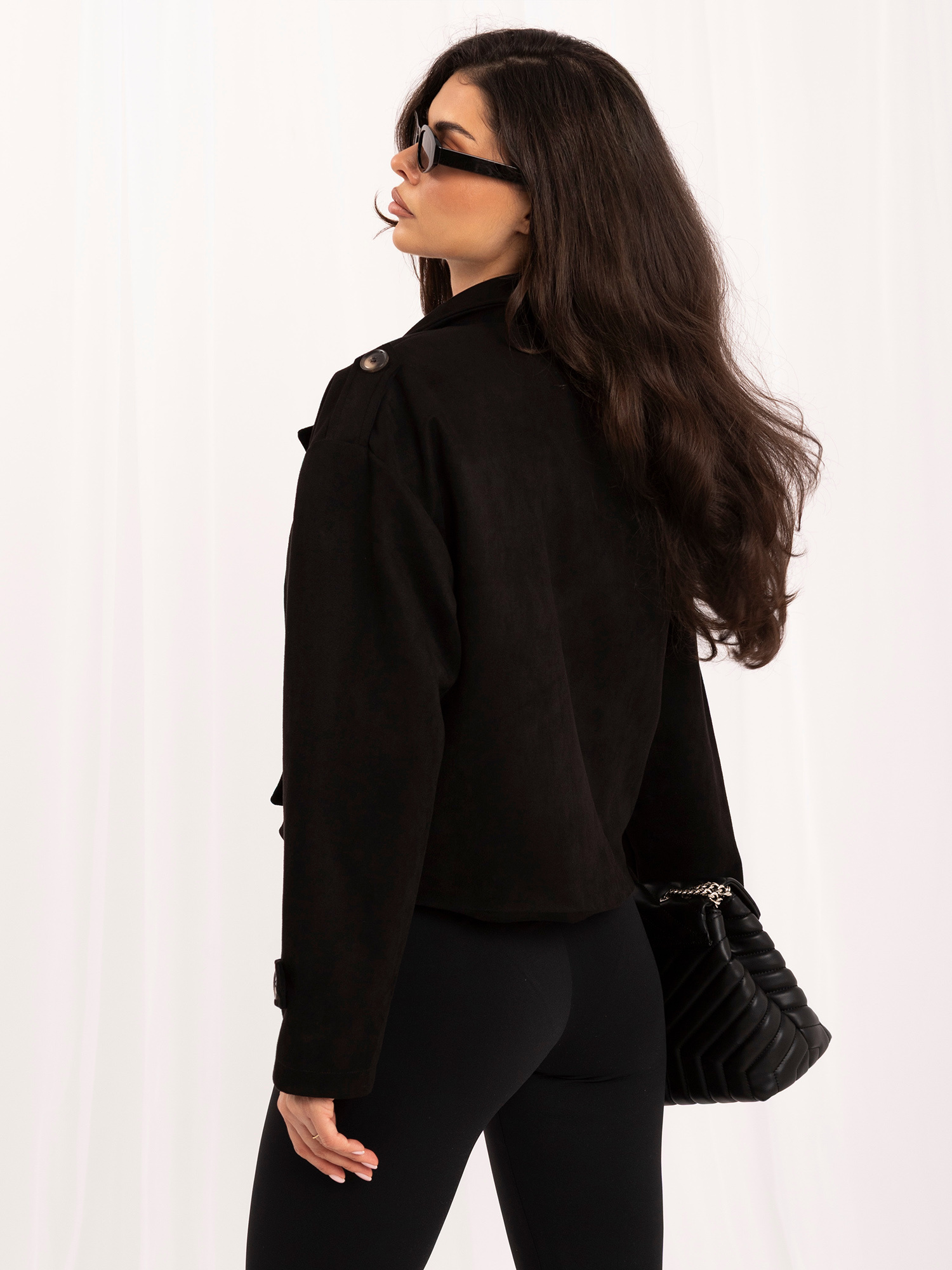 Schwarze Jacke aus Wildlederimitat mit Schulterklappen.