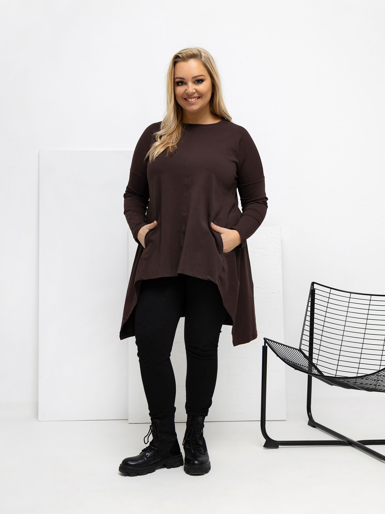 Čokoládová dlouhá blůza plus size z bavlny.