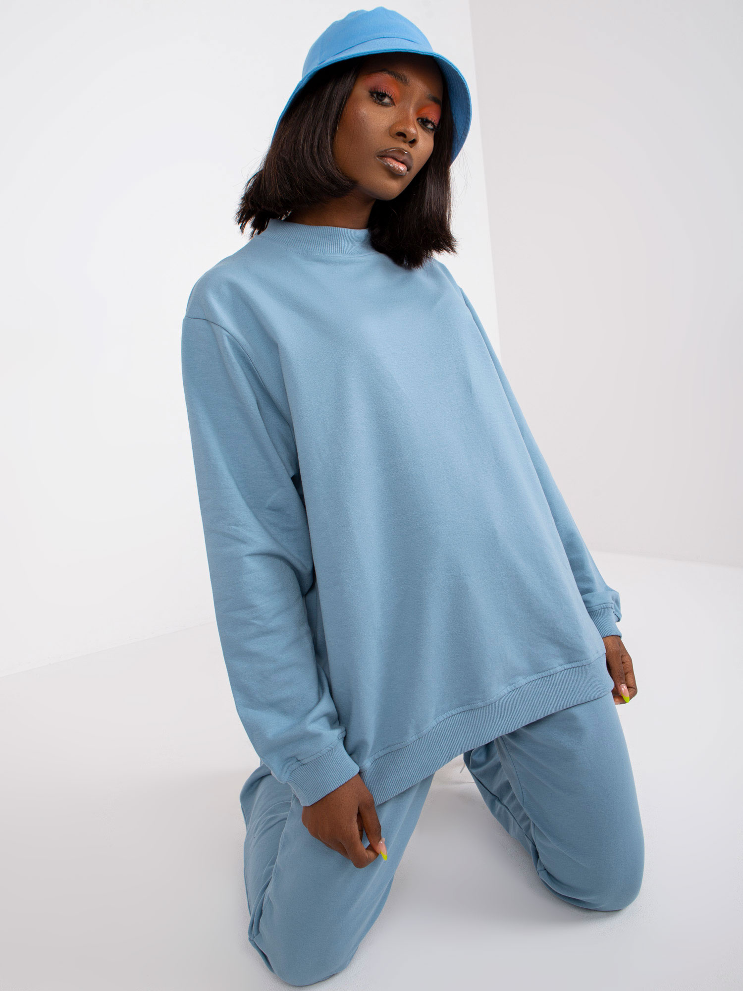 Brudnoniebieska dresowa bluza bez kaptura basic bawełniana