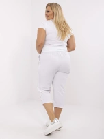 Białe spodnie 3/4 plus size z guzikami na nogawkach
