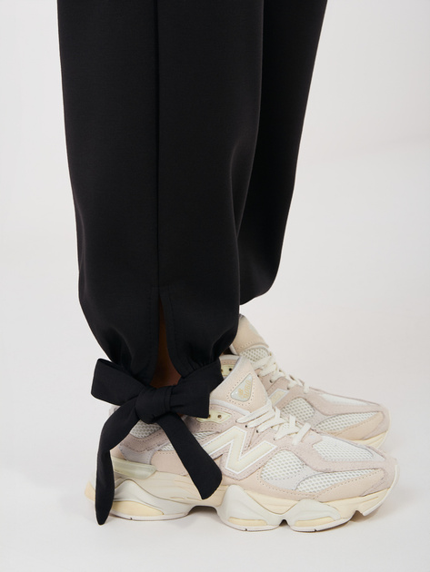 Czarne dresowe spodnie z wiązanymi nogawkami