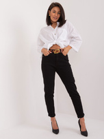 Hurtownia Czarne spodnie jeansowe mom fit z paskiem