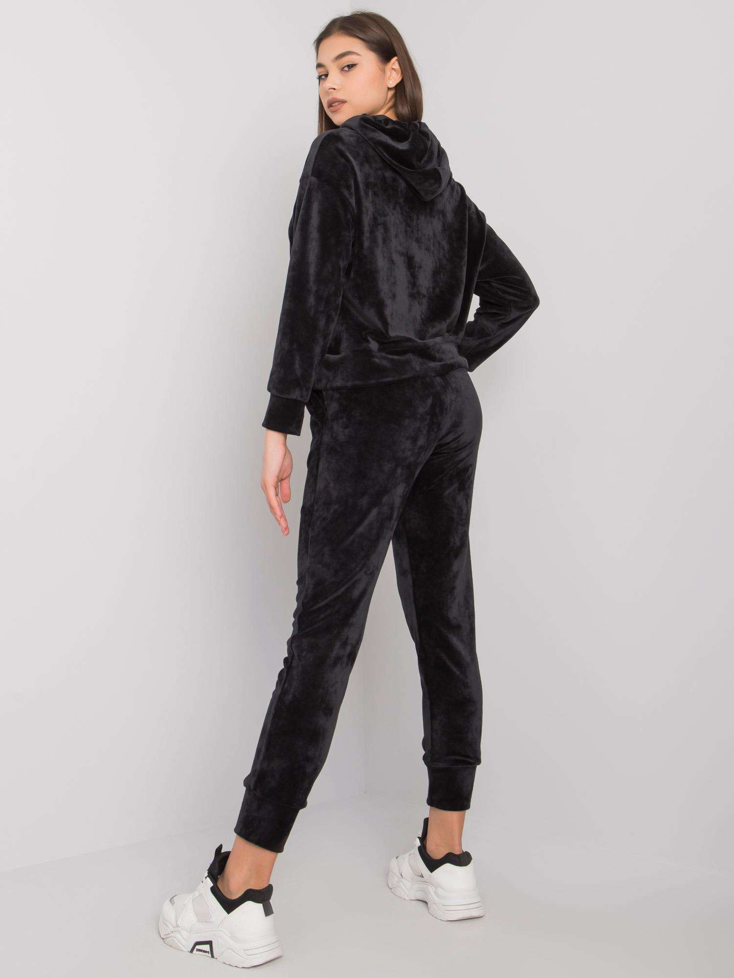 Schwarzes Velours-Set mit Chanya-Hose.