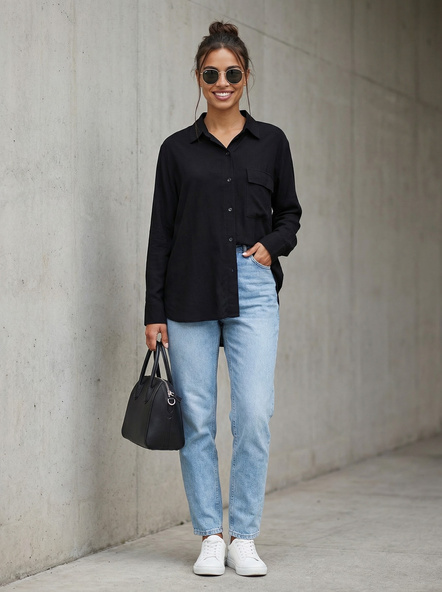 Černá dámská oversized košile s kapsou.