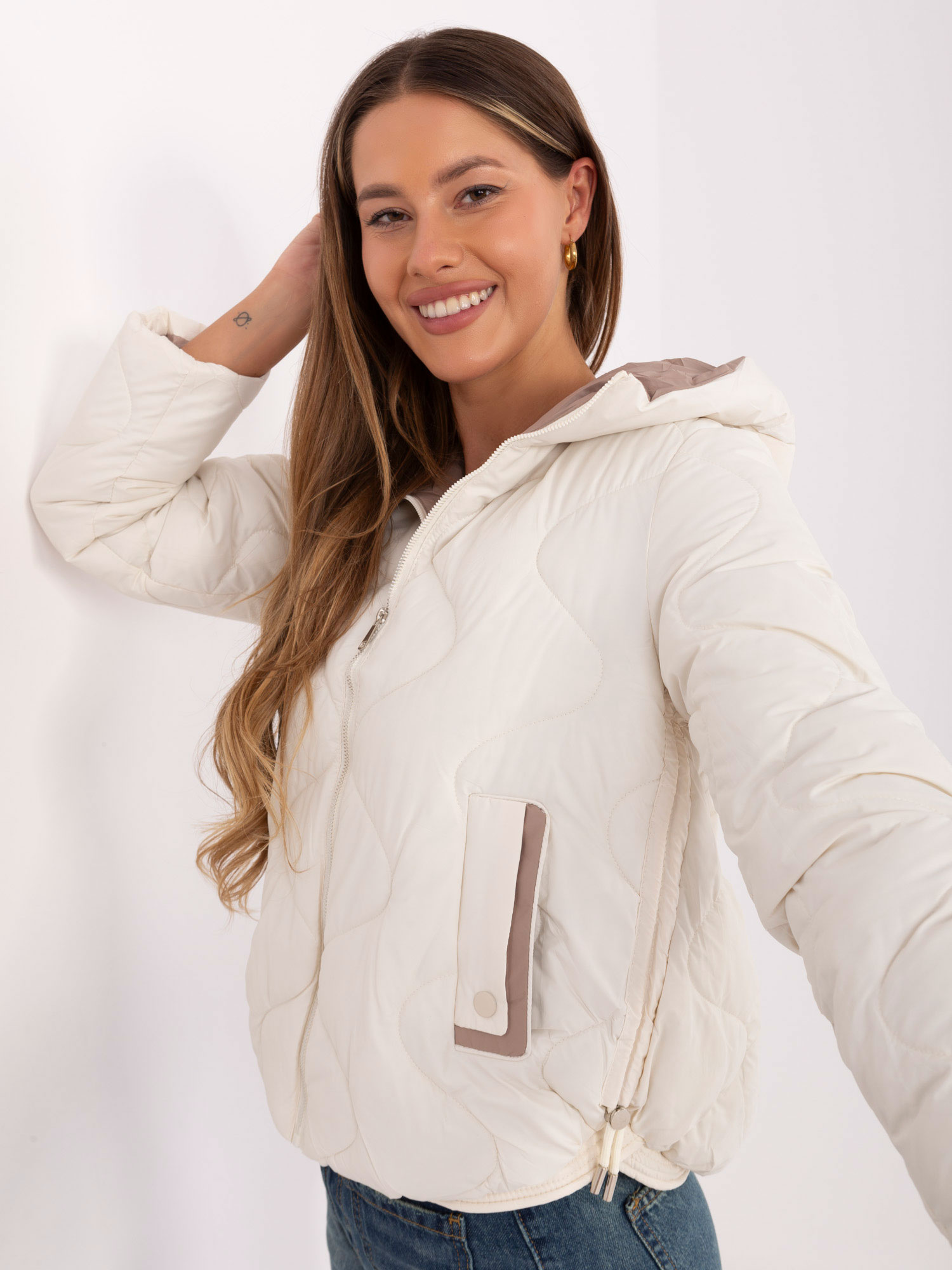 Ecru krátká bunda s prošíváním.