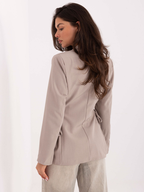 Beżowa marynarka z poduszkami na ramionach