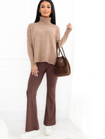 Dunkelbeige Oversize-Pullover mit längerem Rücken.