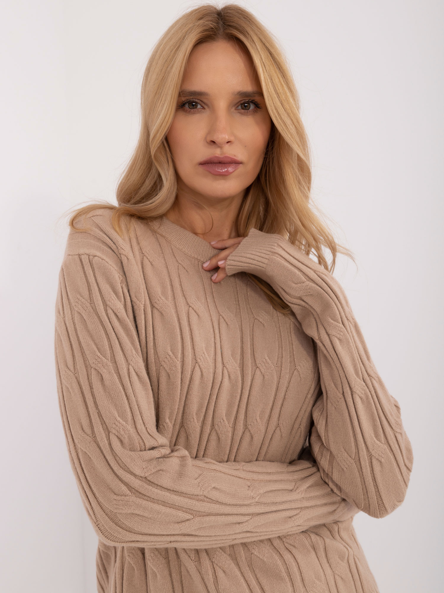 Hurt Camelowy sweter z warkoczami i okrągłym dekoltem