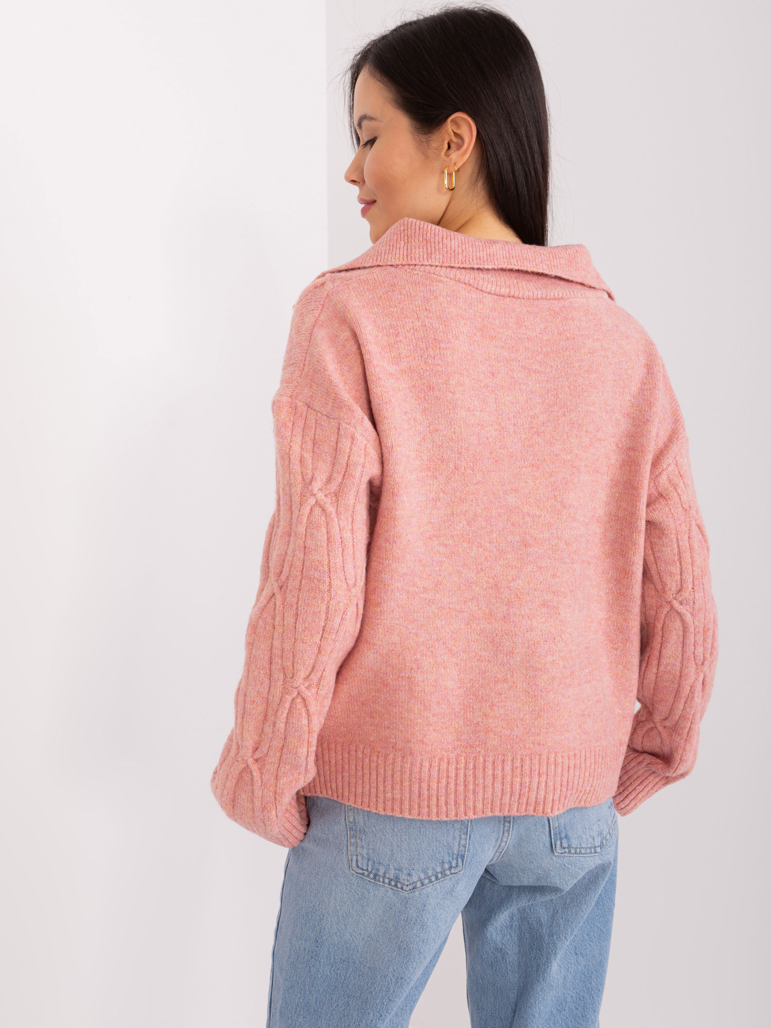 Brudnoróżowy sweter w warkocze z kołnierzem
