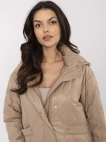 Camelowa pikowana kurtka damska z kieszeniami