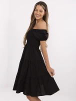 Schwarzes Sommerkleid mit kurzen Ärmeln.