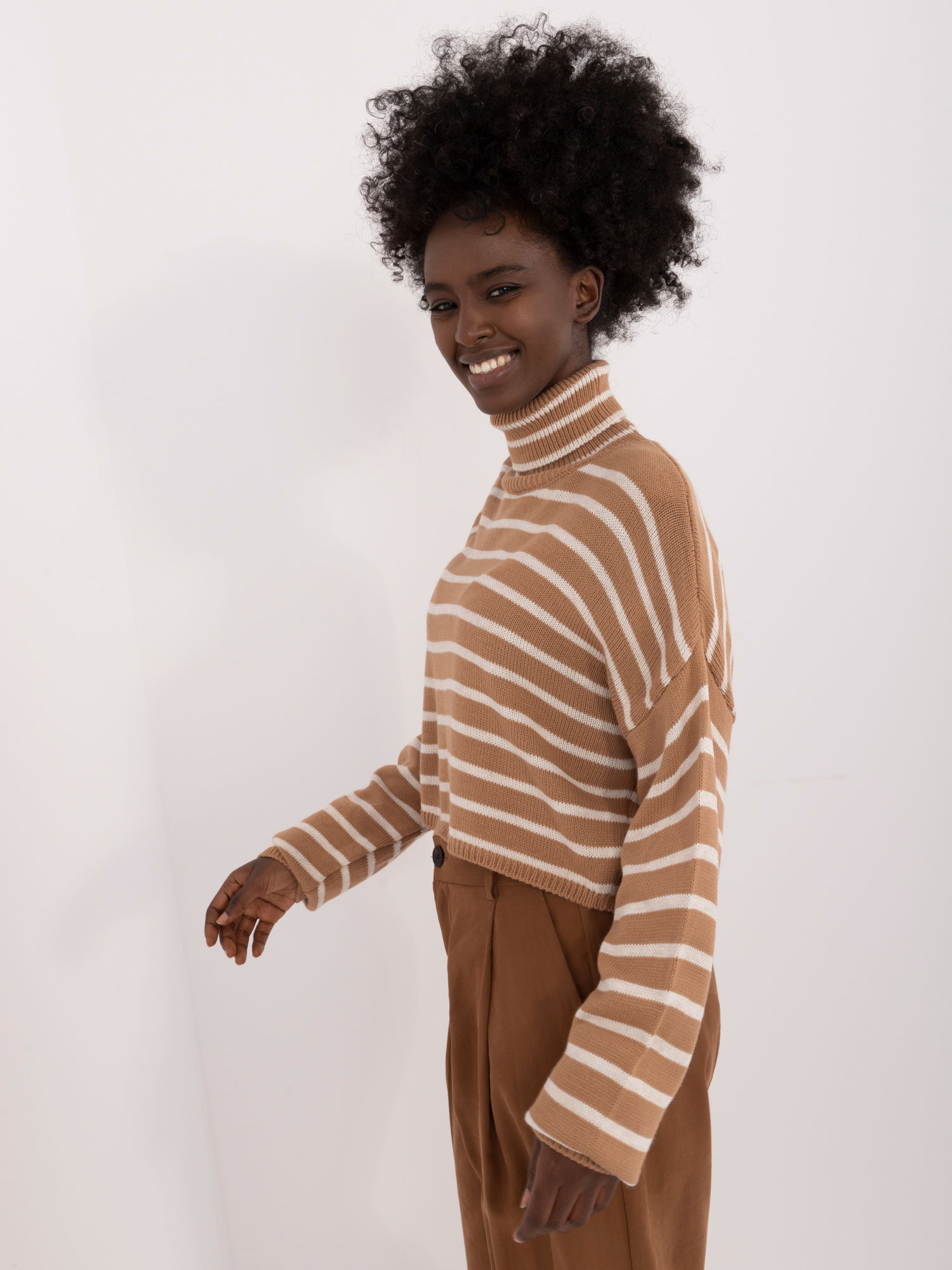Hurtownia Camelowy krótki sweter golf w paski