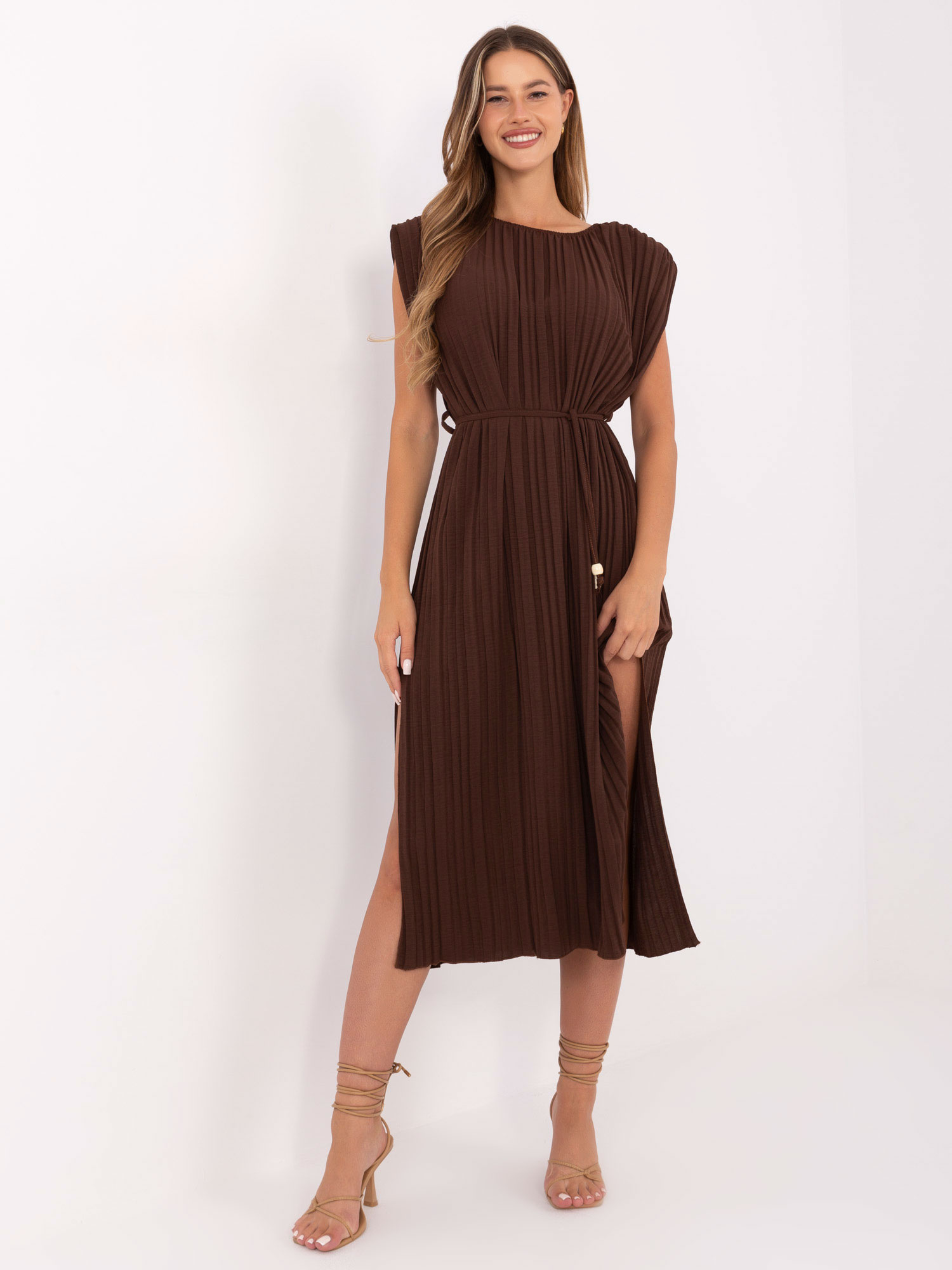 Dunkelbraunes Midi-Kleid mit Schulterpolstern.