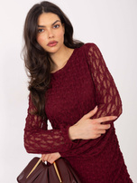 Burgundowa drapowana sukienka z koronki
