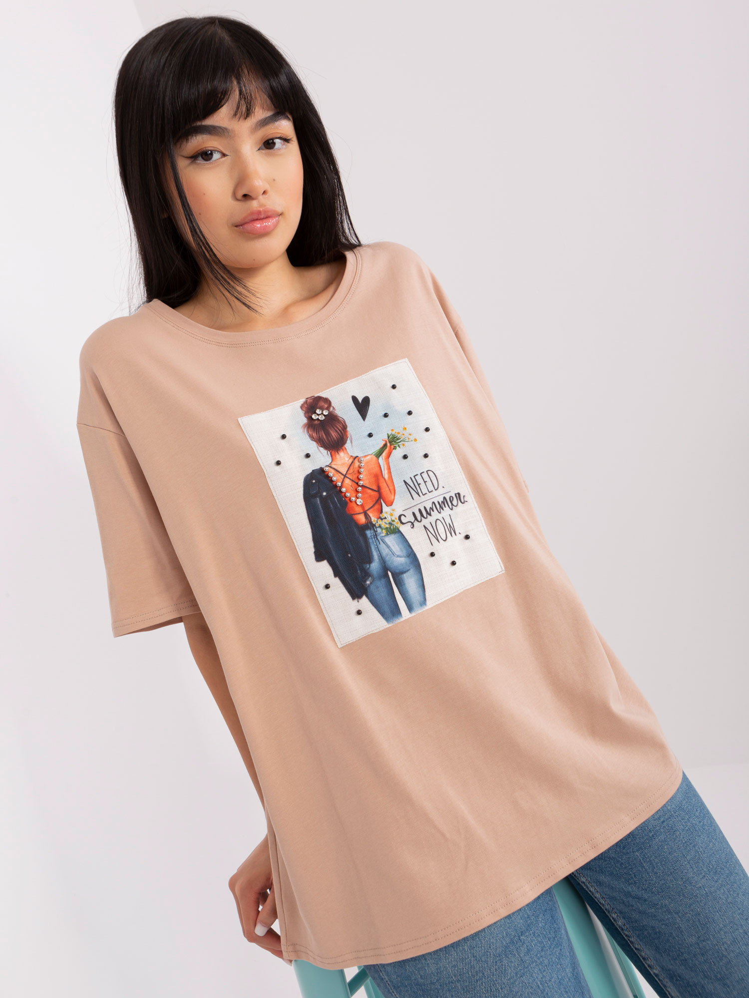 Beżowy t-shirt z nadrukiem i okrągłym dekoltem