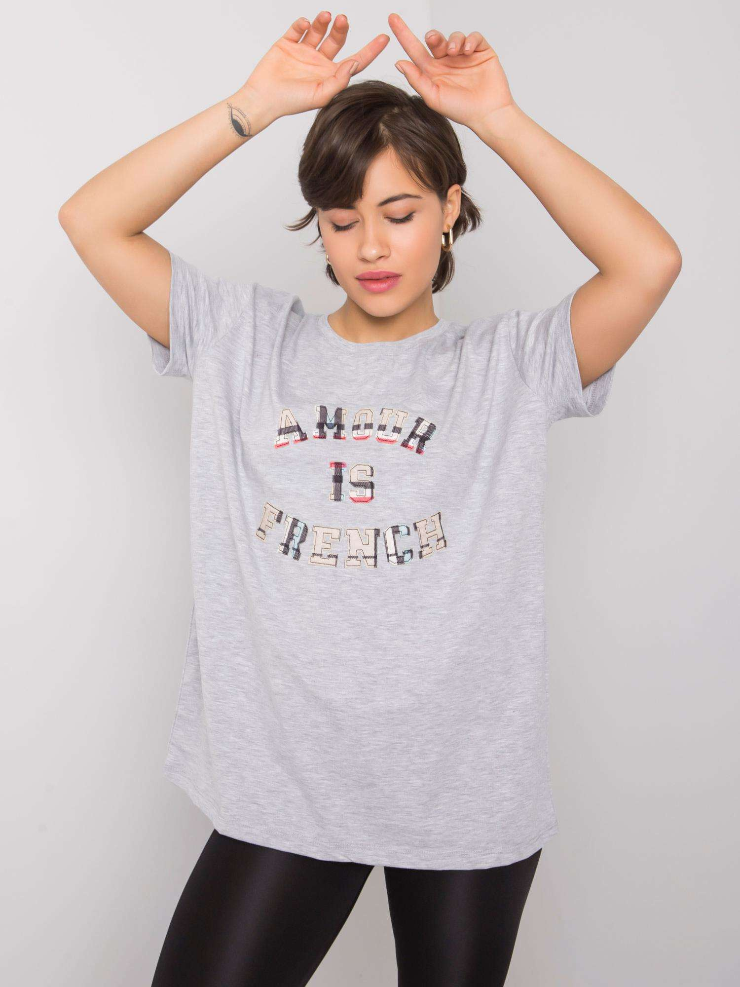 Szary t-shirt z napisem Elani