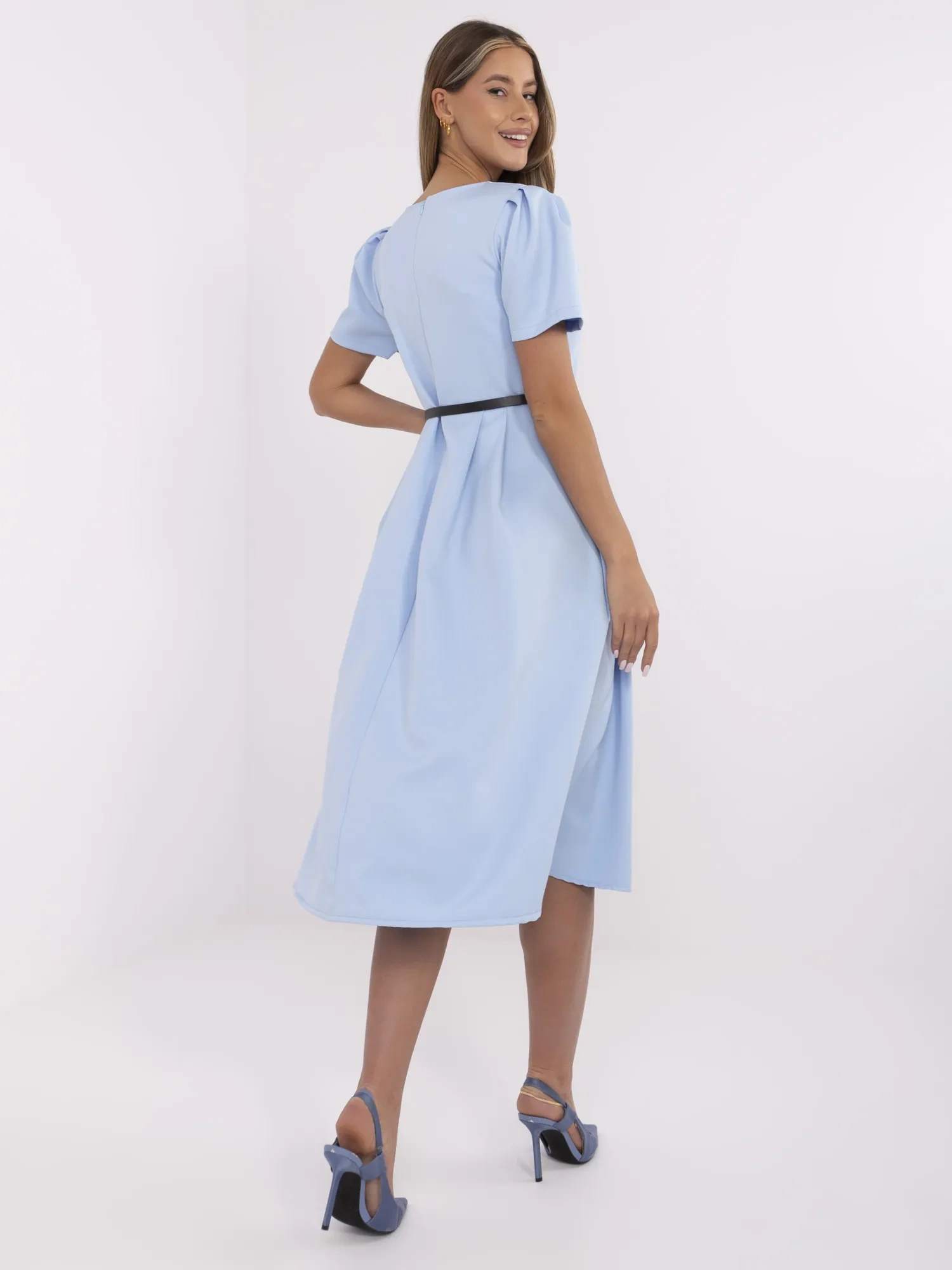 Himmelblaues, ausgestelltes Kleid für eine Hochzeit.