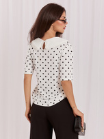 Weiße elegante Bluse mit Punkten.