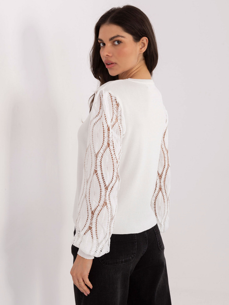Ecru elegancki sweter z ażurowymi rękawami