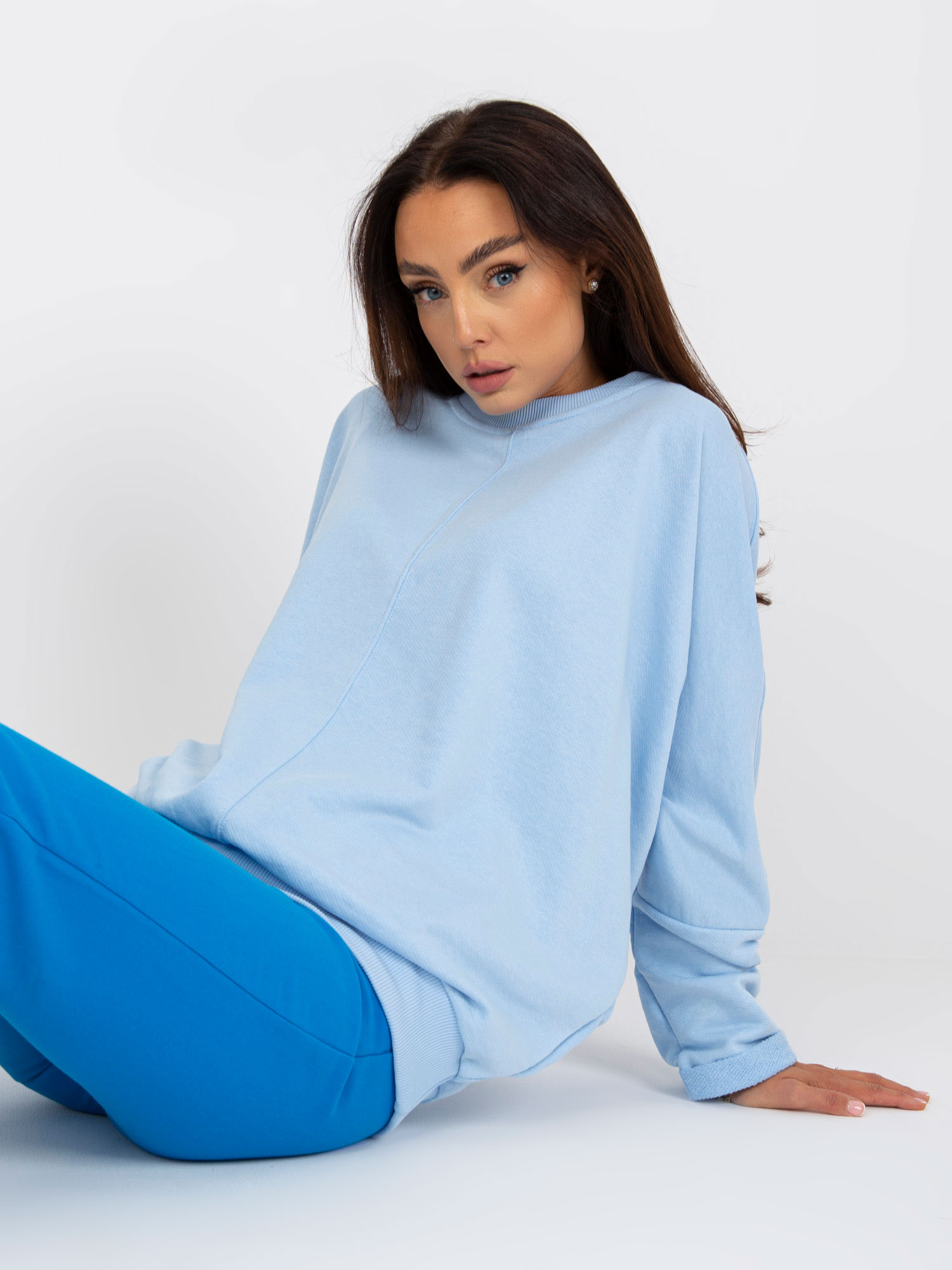 Jasnoniebieska damska bluza basic o kroju oversize RUE PARIS