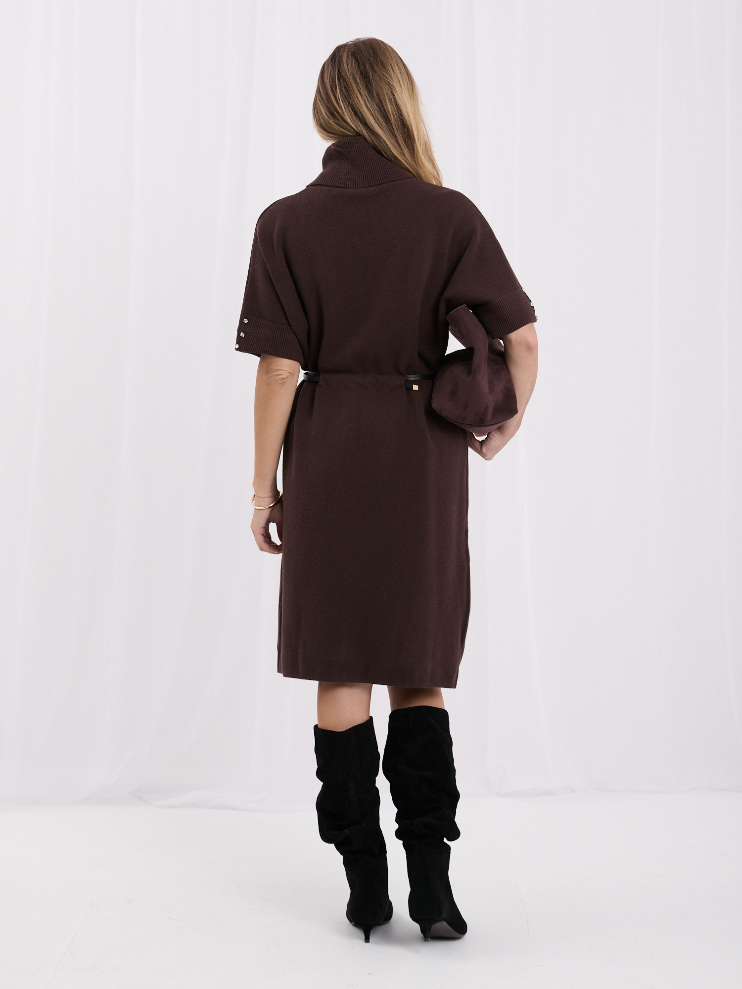 Dunkelbraunes Strickkleid mit kurzem Ärmel.