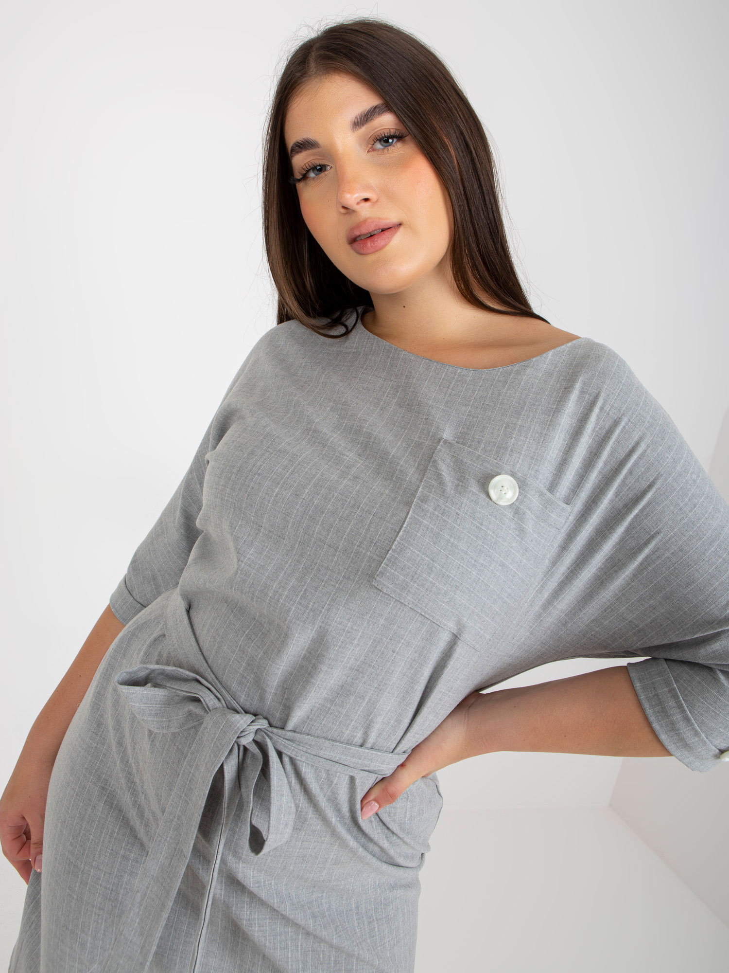 Szara ołówkowa sukienka plus size w paski z rękawem 3/4