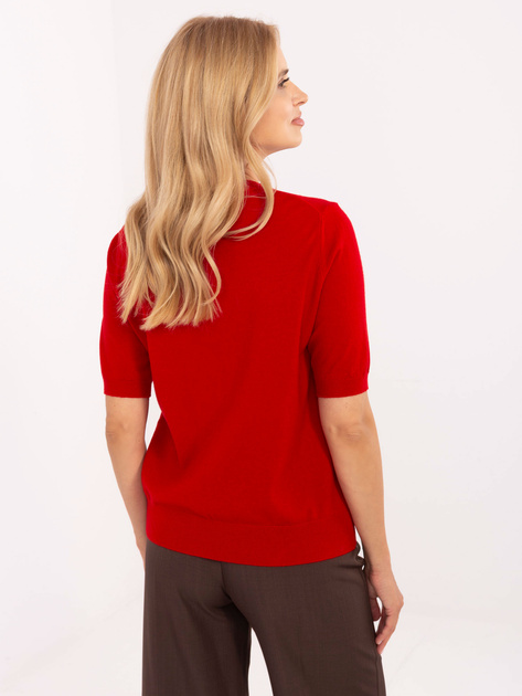 Czerwony damski sweter z broszką w kształcie M