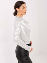 Jasnosrebrna bluzka z drapowaniem 