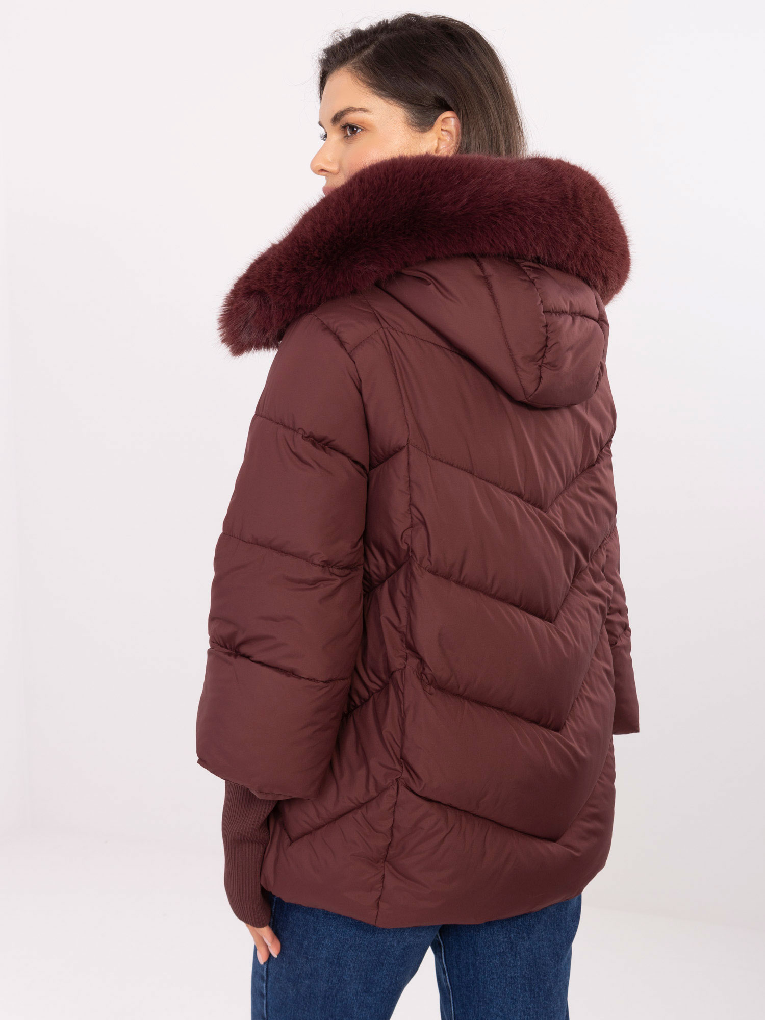 Bordeauxfarbene Winterjacke mit Steppung.