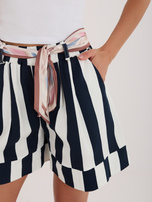 Ecru-granatowe szerokie szorty w paski