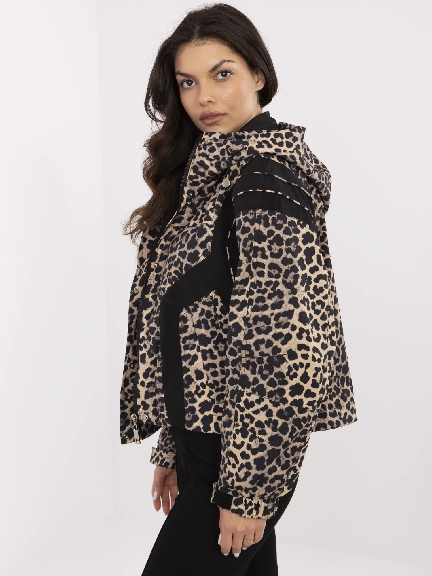 Schwarz-camelfarbene Windjacke mit Print.