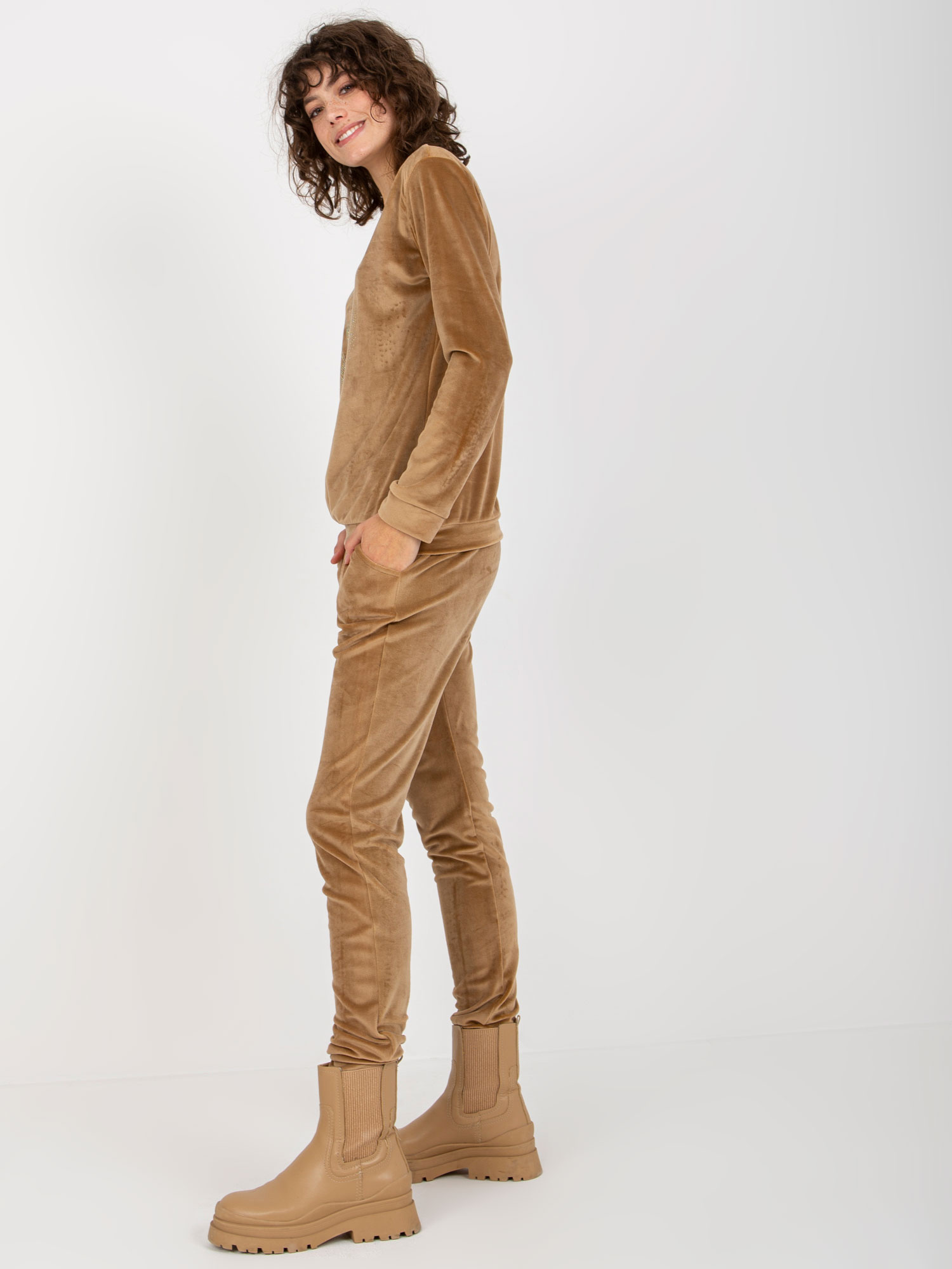 Großhandel Camel Damen V-Ausschnitt Velours Set.