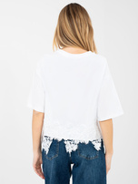 Biała bluzka z koronkowym wykończeniem