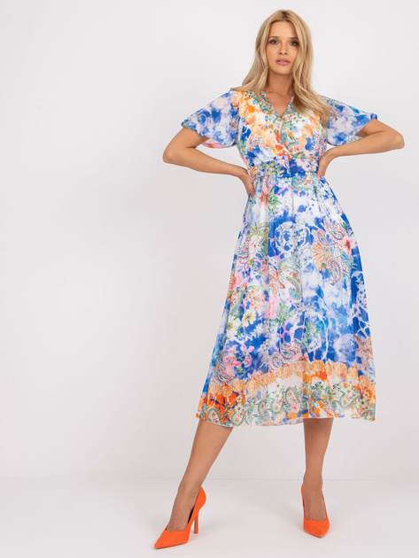 Niebieska sukienka midi z printami i paskiem