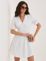 Biała rozkloszowana sukienka z kołnierzykiem  