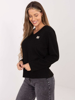 Czarny prążkowany sweter z naszywką