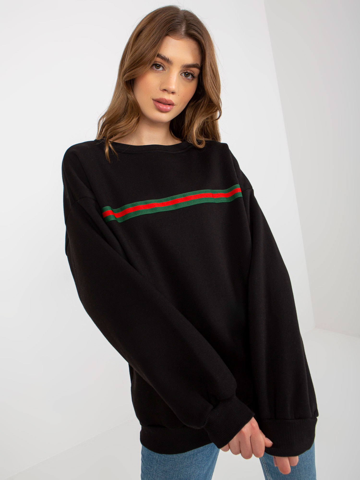 Hurt Czarna dresowa bluza bez kaptura o kroju oversize 