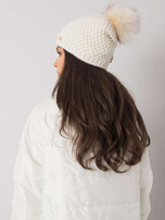 Weiße Wintermütze mit Pompon.