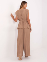 Camelowy komplet z poduszkami na ramionach