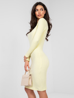 Pastelowa żółta dopasowana sukienka basic RUE PARIS