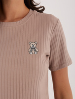 Ciemnobeżowa damska bluzka z naszywką misia 