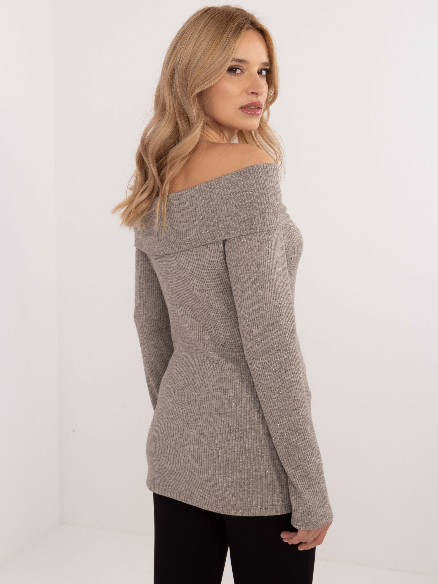 Hurt Ciemnobeżowy sweter hiszpanka z błyszczącą nitką