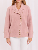 Helle rosa Alpakajacke mit Reißverschlüssen an den Ärmeln.