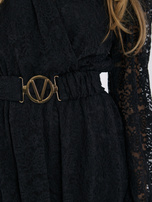 Schwarzer, ausgestellter Jumpsuit aus Spitze.