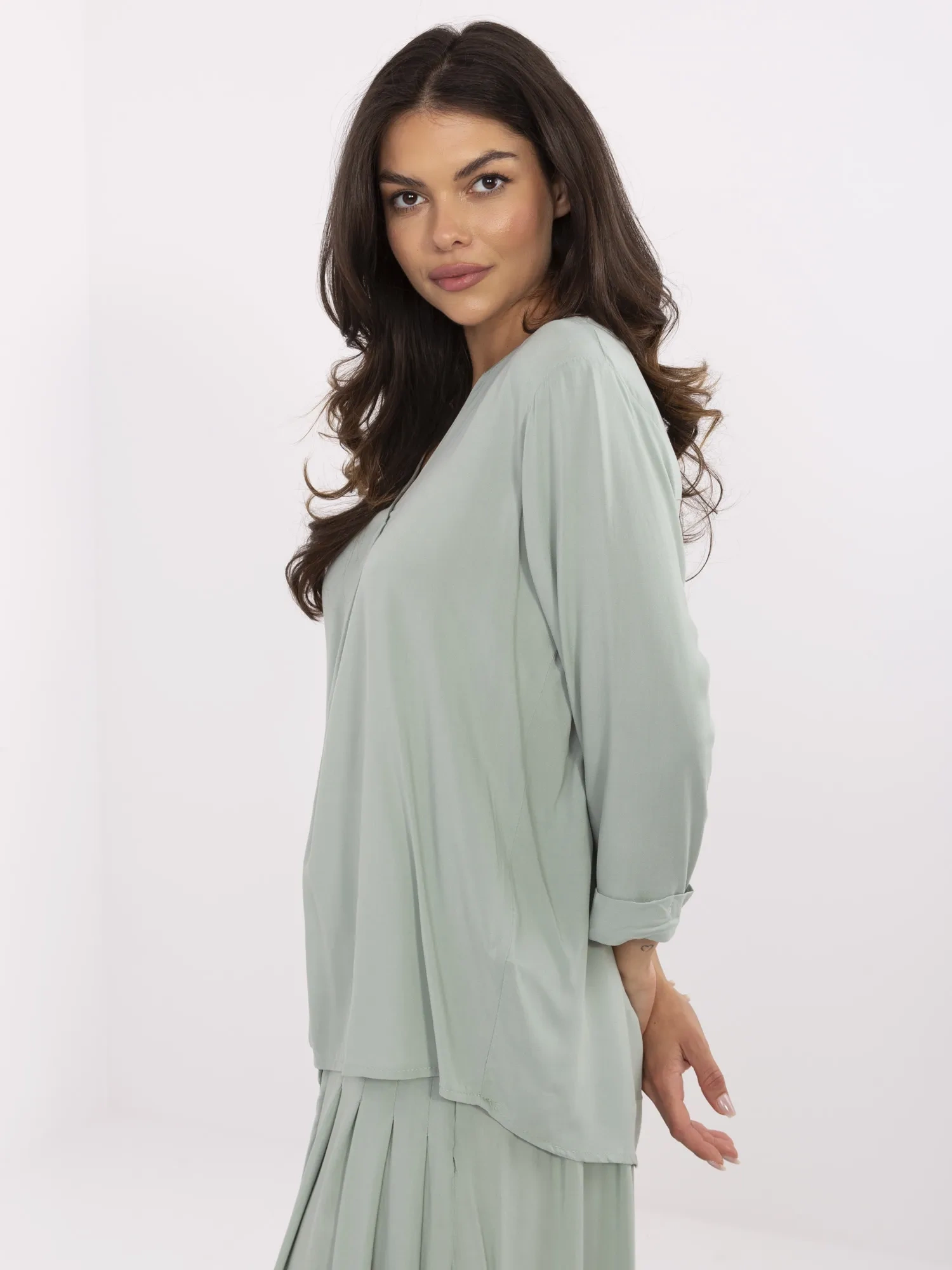Pistazienfarbene lockere Bluse mit V-Ausschnitt SUBLEVEL.