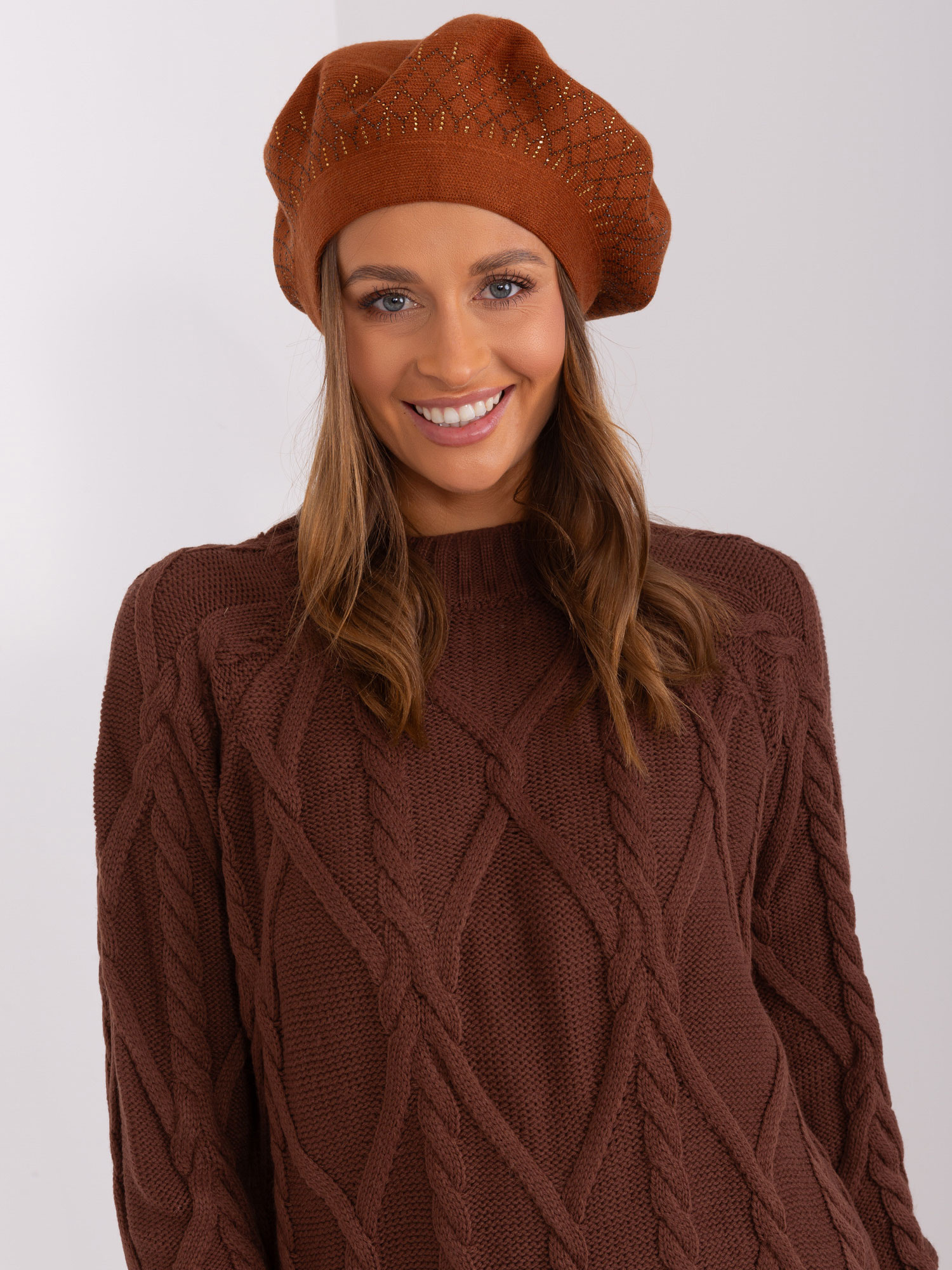 Jasnobrązowy dzianinowy beret